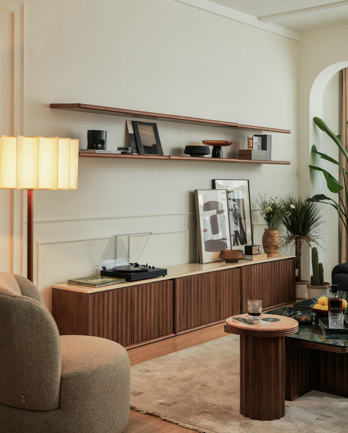 Hotel Paradiso TV Unit